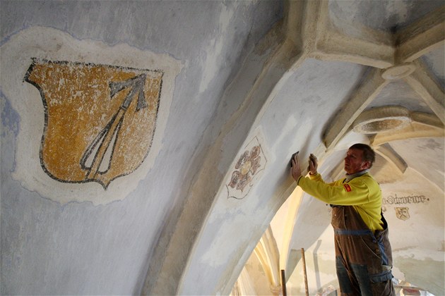 Stanislav Skupa opravuje praskliny v omtce klenby v kostele v umberku na